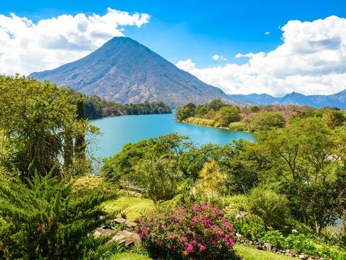 Lac Atitlan Avec Vue Sur Le Volcan San Pedro A Découvrir au Guatemala - Le Lac Atitlán