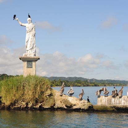 Statue De Salvador Del Mundo Sur La Côte De Livingston A Découvrir au Guatemala - Livingston