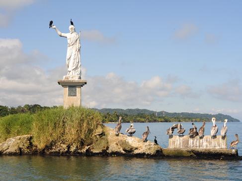 Statue De Salvador Del Mundo Sur La Côte De Livingston A Découvrir au Guatemala - Livingston
