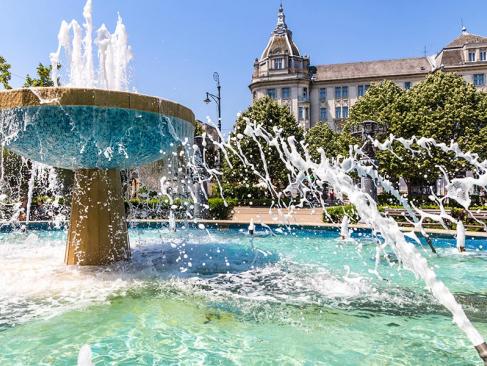 3-Debrecen - Place Kossuth A Découvrir en Hongrie - Debrecen