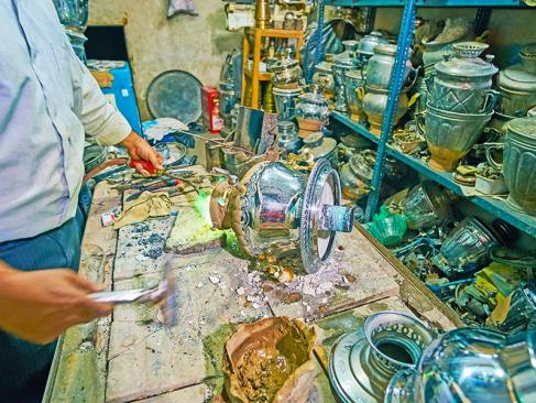Kashan - Le Processus De Réparation Du Samovar En Acier Inoxydable A Découvrir en Iran - L'Artisanat Iranien