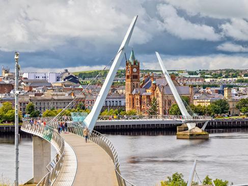 Derry - The Peace Bridge And GuildHall A Découvrir en Irlande - Derry