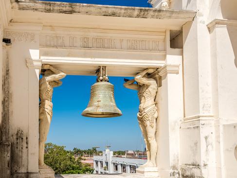 Leon - Vue Sur La Cloche De La Basilique De L'Assomption De La Bienheureuse Vierge Marie A Découvrir au Nicaragua - Leon