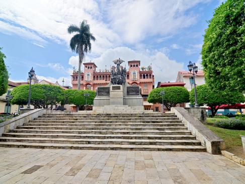 Panama City - Casco Viejo - Plaza Bolivar A Découvrir au Panama - Panama City