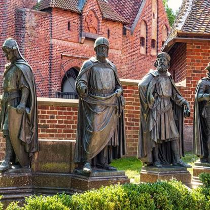 Château De Malbork - Statues Des Grands Maîtres De L'Ordre Teutonique A Découvrir en Pologne - Malbork