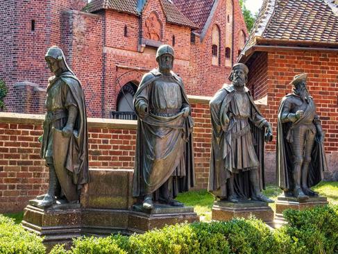Château De Malbork - Statues Des Grands Maîtres De L'Ordre Teutonique A Découvrir en Pologne - Malbork