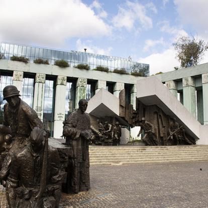 Varsovie - Monument De L'Insurrection De Varsovie Ou Statue De Pomnik Powstania Warszawskiego Sur La Place Krasinski A Découvrir en Pologne - Varsovie