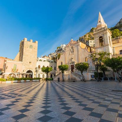 Taormina, place principale Piazza 9 Aprile, avec l'église San Giuseppe et la rue Corso Umberto A Découvrir en Sicile - Taormina