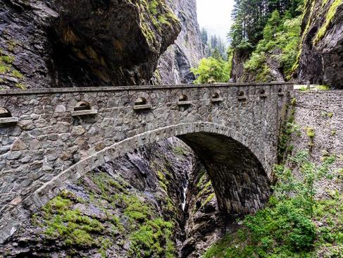 Viamala Gorge - Pont De Pierre Historique Traversant Les Profondeurs De Thesis A Découvrir en Suisse - Canton des Grisons