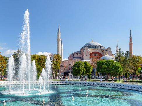 Istanbul - Fontaine Pittoresque Sur La Place Sultanahmet Et La Basilique Sainte-Sophie A Découvrir en Turquie - Istanbul