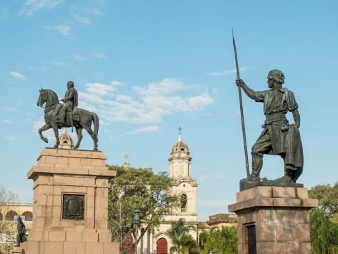 Salto - Artigas Monument A Découvrir en Uruguay - Salto