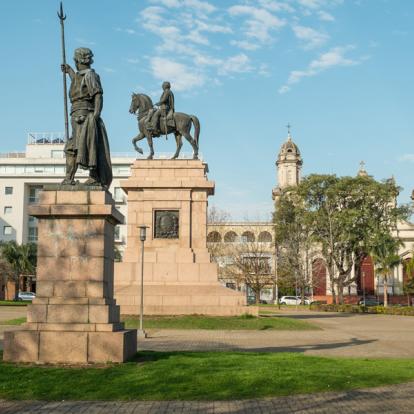 Salto - Artigas Monument A Découvrir en Uruguay - Salto