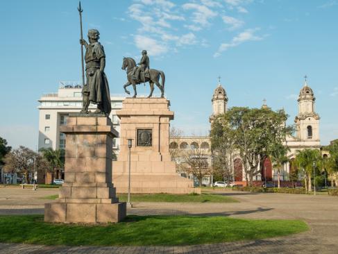 Salto - Artigas Monument A Découvrir en Uruguay - Salto