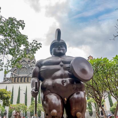 Medellin - Statues In Front Of Botero Museum A Découvrir en Colombie - Medellin