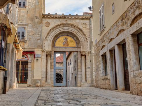 Porec - Basilique Euphrasienne - Entrance A Découvrir en Croatie - Porec