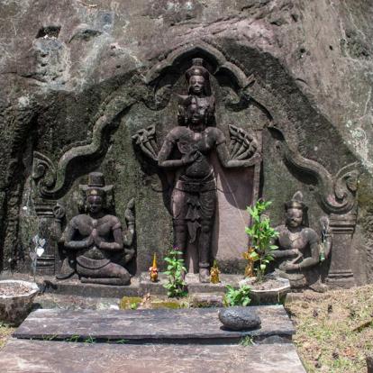 Wat Phu - Shiva, Vishnu and Brahma statue A Découvrir au Laos - Vat Phou