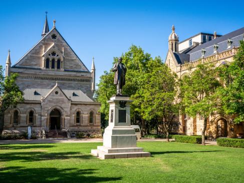 Adelaide - Goodman Crescent Square And Elder Hall A Découvrir en Australie - Adélaïde