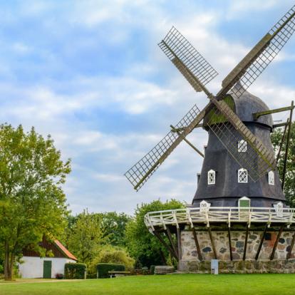 Malmo - Ancien moulin à vent 'Slottsmollan' dans le parc Kungsparken A Découvrir en Suède - Malmö