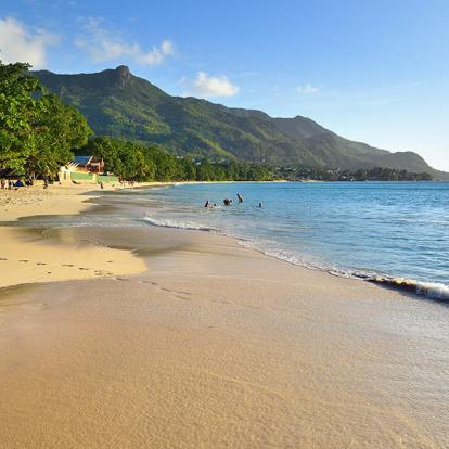 A Découvrir aux Seychelles - La Plage de Beau Vallon