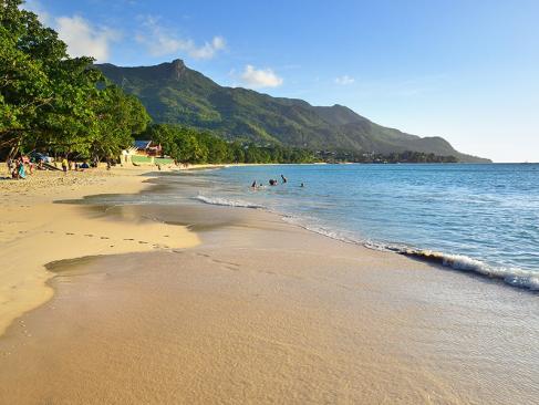 A Découvrir aux Seychelles - La Plage de Beau Vallon