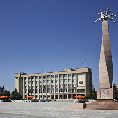 Marijampole - Basanavicius Square A Découvrir en Lituanie - Marijampolé