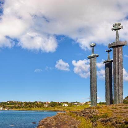 Trois Grandes épées Se Dressent Sur La Colline En Souvenir De La Bataille De Hafrsfjord A Découvrir en Norvège - Stavanger