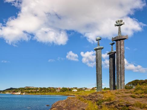 Trois Grandes épées Se Dressent Sur La Colline En Souvenir De La Bataille De Hafrsfjord A Découvrir en Norvège - Stavanger