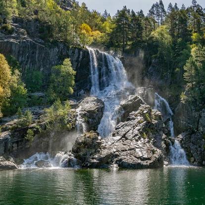 Cascade Dans Le Lysefjord, Près De Stavanger A Découvrir en Norvège - Lysefjord