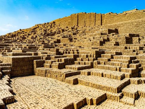 Lima, Ruines De La Pyramide Pré Inca De Huaca Pucllana A Découvrir au Pérou - Lima