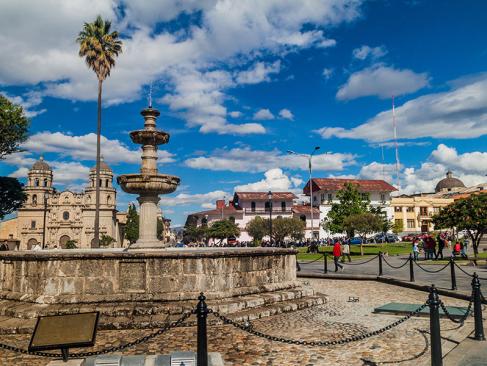 Cajamarca - Plaza De Armas Avec La Cathédrale A Découvrir au Pérou - Cajamarca