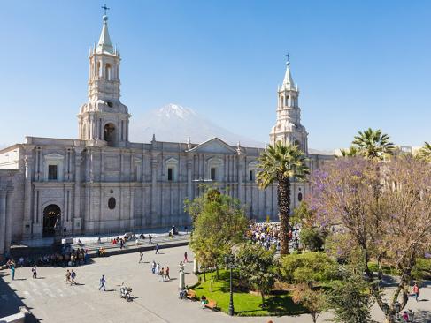 Arequipa - Basilique Cathédrale Et Volcan Misti A Découvrir au Pérou - Arequipa