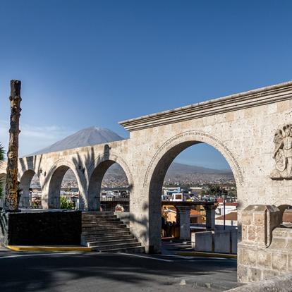 Arequipa - Les Arches De La Place Yanahuara Et Le Volcan Misti A Découvrir au Pérou - Arequipa