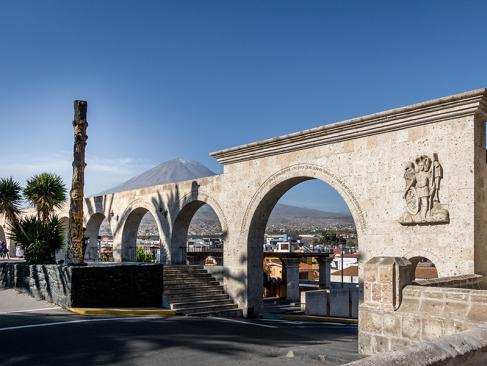 Arequipa - Les Arches De La Place Yanahuara Et Le Volcan Misti A Découvrir au Pérou - Arequipa
