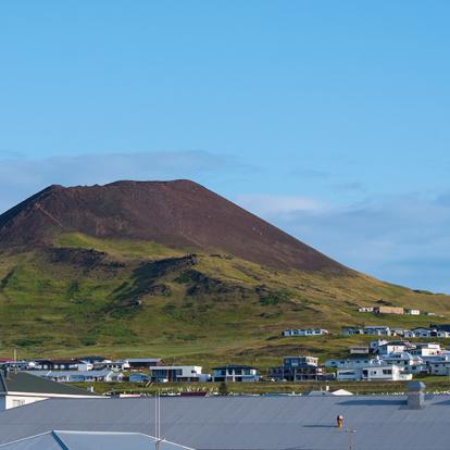 Îles Vestmann - Vue Sur La Ville De Heimaey Et Le Volcan Helgafell A Découvrir en Islande - Les Îles Vestmann