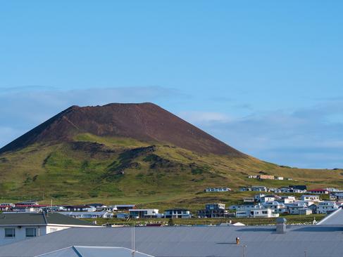 Îles Vestmann - Vue Sur La Ville De Heimaey Et Le Volcan Helgafell A Découvrir en Islande - Les Îles Vestmann