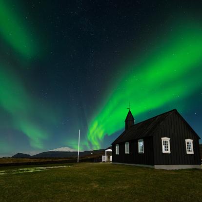 Aurores boréales au-dessus de l'église noire de Budir A Découvrir en Islande - Les Aurores Boréales