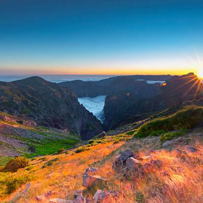 Coucher De Soleil Au-dessus Des Nuages à Pico Do Arieiro Et Pico Ruivo A Découvrir à Madère - Le Pico do Arieiro