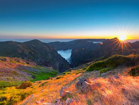 Coucher De Soleil Au-dessus Des Nuages à Pico Do Arieiro Et Pico Ruivo A Découvrir à Madère - Le Pico do Arieiro