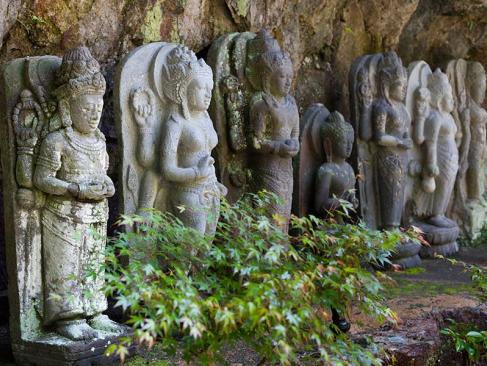 Hiroshima - Statues De Pierre Au Temple Mitaki Dera A Découvrir au Japon - Hiroshima