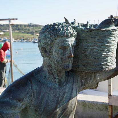 Sculpture Mam Pêcheur Au Marché Aux Poissons De Marsaxlokk A Découvrir à Malte - Marsaxlokk