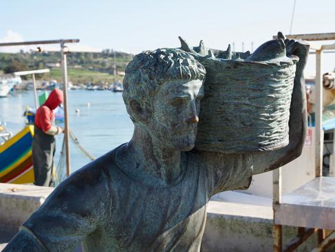 Sculpture Mam Pêcheur Au Marché Aux Poissons De Marsaxlokk A Découvrir à Malte - Marsaxlokk