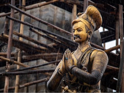Bhaktapur - Statue Of King Bhupatindra Malla A Découvrir au Népal - Bhaktapur