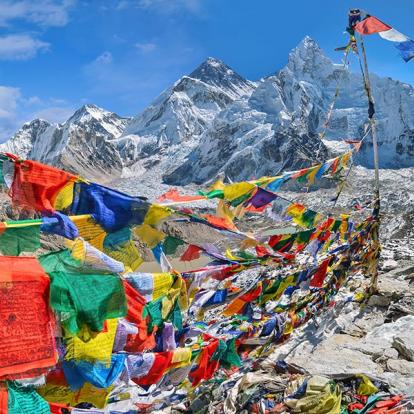 Le Mont Everest Et Nuptse Avec Des Drapeaux De Prières Du Kala Patthar à Sagarmatha A Découvrir au Népal - L'Everest