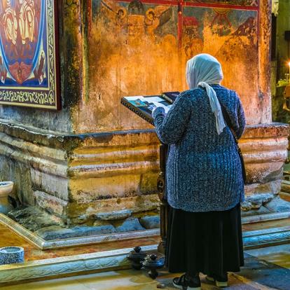 Mtskheta - Femme Priant Dans La Cathédrale De Svetitskhoveli A Découvrir en Géorgie - Mtskheta
