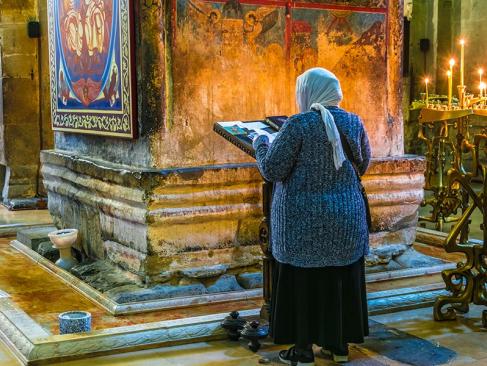 Mtskheta - Femme Priant Dans La Cathédrale De Svetitskhoveli A Découvrir en Géorgie - Mtskheta
