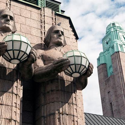 Helsinki - Jumeaux Et Tour De L'horloge Dans La Gare D'Helsinki A Découvrir en Finlande - Helsinki