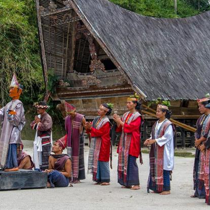 Sumatra - Lac Toba - Danse Batak (typique De La Tribu Batak) Sur L'île De Samosir A Découvir en Indonésie - Le Lac Toba