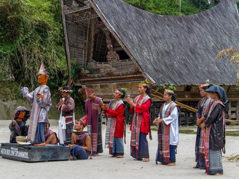 Sumatra - Lac Toba - Danse Batak (typique De La Tribu Batak) Sur L'île De Samosir A Découvir en Indonésie - Le Lac Toba
