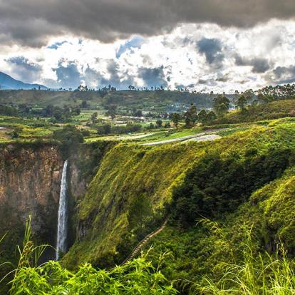 Sumatra - Région Du Lac Toba - Cascade A Découvir en Indonésie - Le Lac Toba