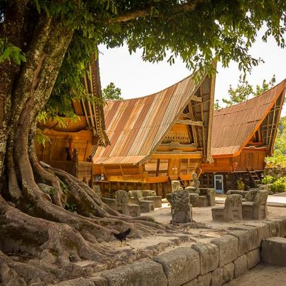 Sumatra - Lac Toba - Maisons Bataknaises Traditionnelles à Tomok, Samosir A Découvir en Indonésie - Le Lac Toba
